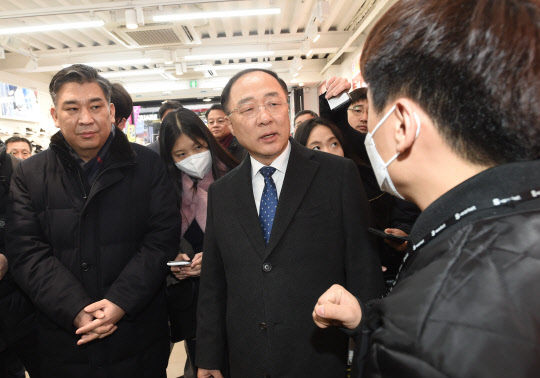 홍남기 부총리 겸 기획재정부 장관이 3일 오후 신종 코로나바이러스 관련 서울 중구 명동 인근상점을 현장방문, 애로사항을 청취하고 있다.